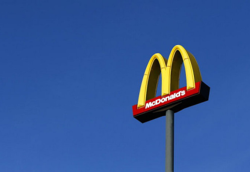 McDonald's сделал из своего логотипа дорожные знаки