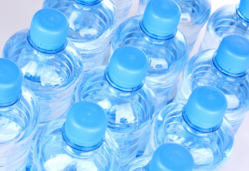 Danone и Nestle хотят продавать воду в бутылках из древесины