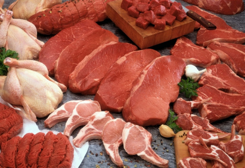 Импорт мяса и мясной продукции в Россию сокращается, меняет структуру и дешевеет