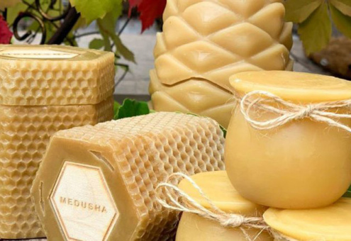 Украинская компания пакует мед в тару из воска