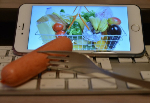 При покупке еды в Интернете россияне тратят больше, чем в обычных магазинах