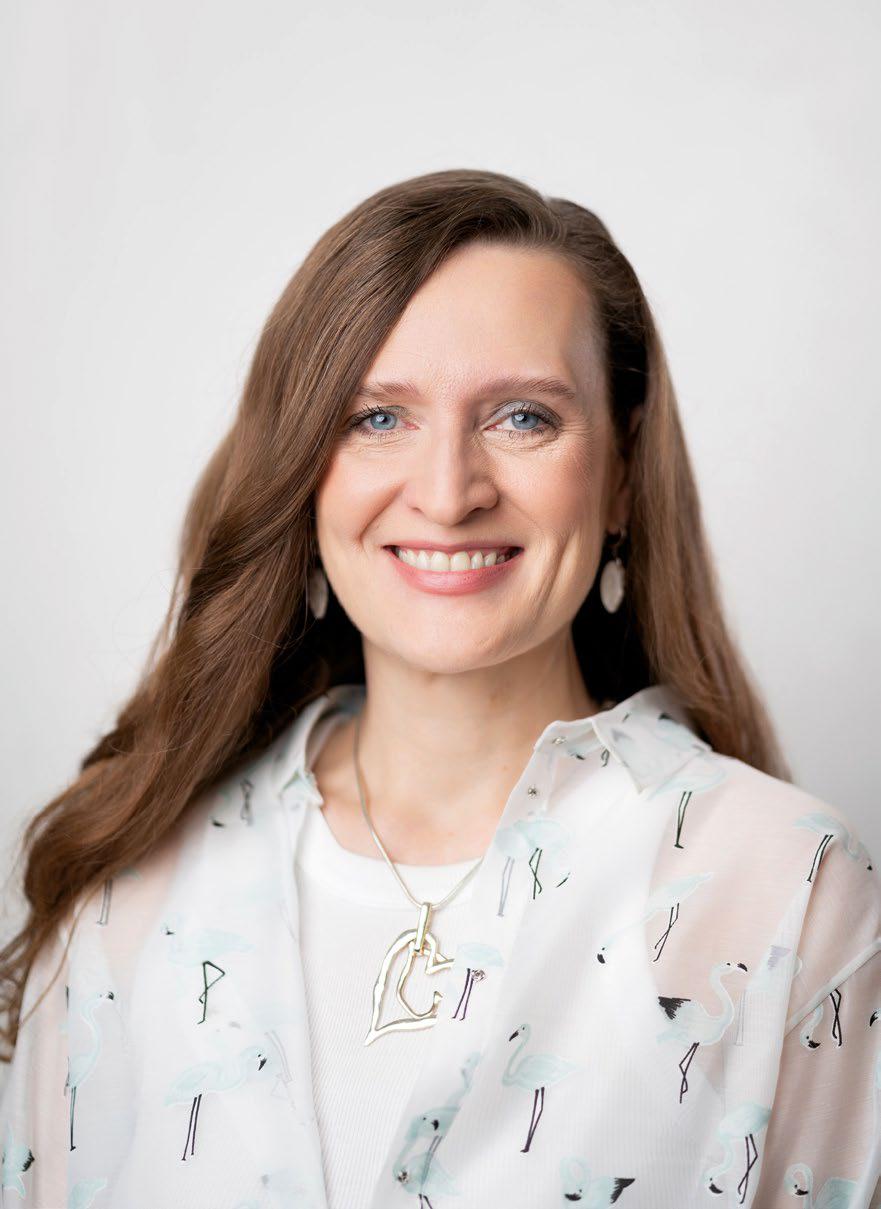 Алёна АРТЕМЬЕВА — эксперт по аналитике, исследованиям, карьере, формированию и управлению командами, системам мотивации и развитию HR-бренда, а также сертифицированный коуч ICF