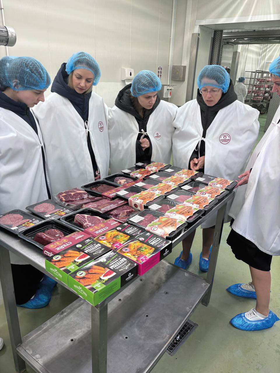 При посещении мясокомбинатов сети хочется видеть не только образцы для дегустации, но и то, что реально уже готовится к отгрузке непосредственно в магазины. Ожидание и реальность должны совпадать.