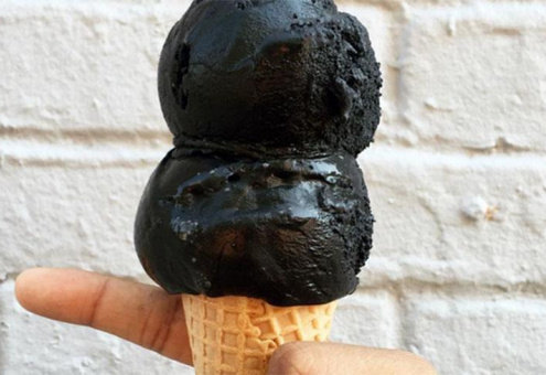 В Великобритании выпустили черное мороженое, которое окрашивает язык