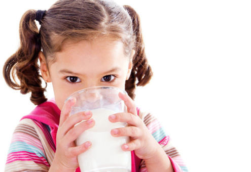 Почему дети должны пить молоко?