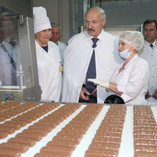 Александр Лукашенко ознакомился с результатами модернизации кондитерской фабрики «Спартак»