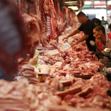 Китайские потребители пострадают от высоких цен на свинину
