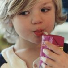 Фруктовые соки и молочные коктейли вредят детским зубам